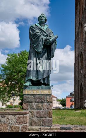 Statua di Martin Lutero di fronte alla chiesa di Santa Maria a Prenzlau, Uckermark, Brandeburgo, Germania, Europa Foto Stock