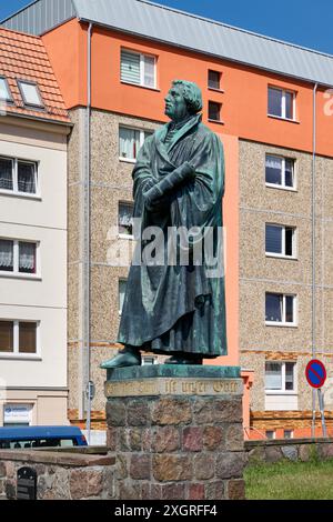 Statua di Martin Lutero di fronte alla chiesa di Santa Maria a Prenzlau, Uckermark, Brandeburgo, Germania, Europa Foto Stock