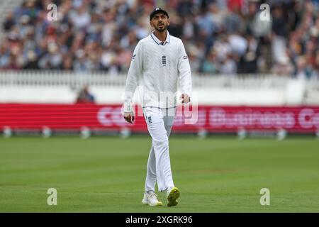 Shoaib Bashir dell'Inghilterra durante il primo Rothesay test match giorno 1 Inghilterra contro Indie occidentali a Lords, Londra, Regno Unito, 10 luglio 2024 (foto di Mark Cosgrove/News Images) Foto Stock