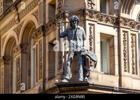 Statua del Beatle John Lennon fuori dall'Hard Day's Night Hotel di Liverpool Foto Stock