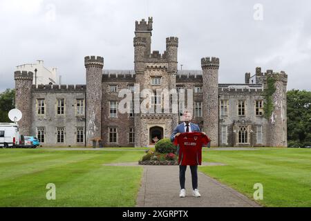 Cardiff, Regno Unito. 10 luglio 2024. Craig Bellamy, il nuovo allenatore della squadra di calcio del Galles, posa per una foto fuori dal castello di Hensol dopo essere stato formalmente annunciato nella sua prima conferenza stampa. Conferenza stampa sul calcio gallese al Castello di Hensol vicino a Cardiff, nel Galles del Sud, mercoledì 10 luglio 2024. foto di Andrew Orchard/Andrew Orchard Sports Photography/ Alamy Live News Credit: Andrew Orchard Sports Photography/Alamy Live News Foto Stock