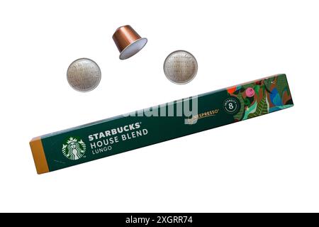 Scatola di Starbucks House Blend lungo capsule di caffè Nespresso con tre capsule rimosse isolato su sfondo bianco Foto Stock