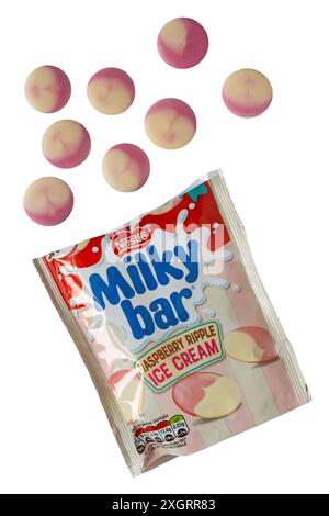 Confezione di cioccolatini Milky Bar Raspberry Ripple Ice Cream dolci di Nestlé aperti con il contenuto versato isolato su sfondo bianco Foto Stock