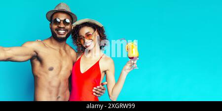 Coppia felice che si gode una vacanza estiva con cocktail Foto Stock