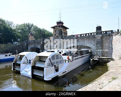 Horin, Repubblica Ceca. 10 luglio 2024. La nave da crociera del Lussemburgo Elbe Princesse II (Elba Princess) naviga regolarmente per Praga. La nave è lunga 101 metri. La barca Princess nella struttura protetta dal patrimonio culturale Horin Lock, canale Vranany-Horin, Repubblica Ceca, il 10 luglio 2024. Crediti: Michal Krumphanzl/CTK Photo/Alamy Live News Foto Stock