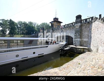 Horin, Repubblica Ceca. 10 luglio 2024. La nave da crociera del Lussemburgo Elbe Princesse II (Elba Princess) naviga regolarmente per Praga. La nave è lunga 101 metri. La barca Princess nella struttura protetta dal patrimonio culturale Horin Lock, canale Vranany-Horin, Repubblica Ceca, il 10 luglio 2024. Crediti: Michal Krumphanzl/CTK Photo/Alamy Live News Foto Stock