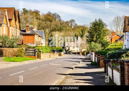 Tipica strada periferica del Surrey Wonersh in una giornata di sole Foto Stock