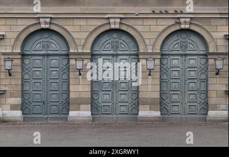 Monaco di Baviera, Germania - 21 dicembre 2023 - facciata della porta in ferro arcuato con lampade sulle pareti in pietra del Palazzo del Residence di Monaco. Dettaglio architettonico di Rena Foto Stock