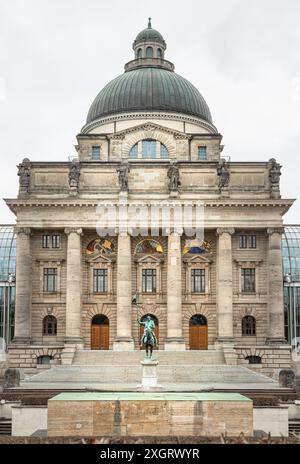 Monaco di Baviera, Germania - 21 dicembre 2023 - architettura l'esterno della Bayerische Staatskanzlei è un edificio governativo con Monumento davanti all'ingresso. Bavari Foto Stock