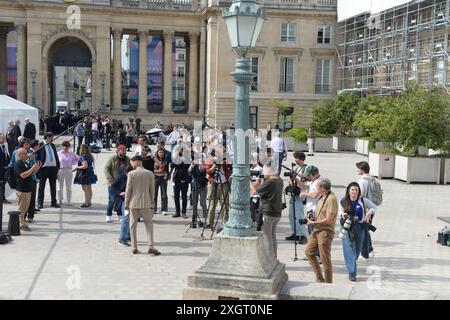 Parigi, Francia. 7 febbraio 2021. Giornalisti come nuovi deputati eletti che arrivarono all'Assemblea nazionale francese a Parigi il 9 luglio 2024, dopo il secondo turno delle elezioni legislative francesi. Foto di Karim Ait Adjedjou/ABACAPRESS. COM credito: Abaca Press/Alamy Live News Foto Stock