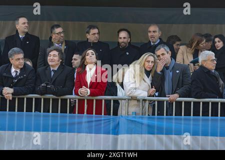 Buenos Aires, Argentina - 09 lug 2024, nella casella ufficiale che guarda la sfilata, da sinistra a destra, il capo del governo della città di Buenos Aires Jorge Macri; il presidente Javier Milei; il vicepresidente Victoria Villarroel; la segretaria generale della Presidenza della Nazione e sorella della presidente Karina Milei, che sta parlando con Martin Menem, presidente della camera dei deputati del Congresso della Nazione. Nella città di Buenos Aires, intorno alle 11:00, si svolse la parata del 9 luglio, giorno della dichiarazione di indipendenza della Repubblica Argentina. L'atto era pres Foto Stock