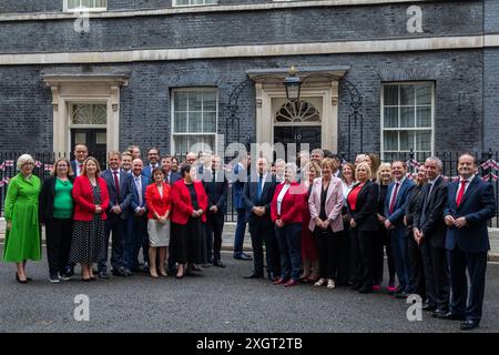 Londra, Regno Unito. 9 luglio 2024. I deputati del Partito Laburista scozzese si riuniscono fuori al 10 di Downing Street. Il numero di parlamentari laburisti scozzesi è aumentato da due a 37 dopo le elezioni generali. Crediti: Mark Kerrison/Alamy Live News Foto Stock