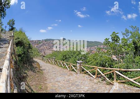 Vista panoramica della piccola città italiana di Tolfa dal castello in alto durante il giorno Foto Stock
