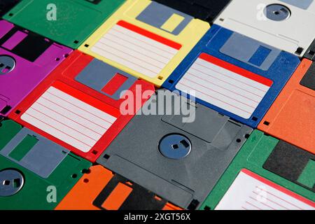 Sfondo dei floppy disk colorati vintage. Vecchie tecnologie. Messa a fuoco selettiva Foto Stock