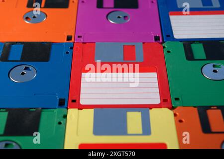 Sfondo dei floppy disk colorati vintage. Vecchie tecnologie. Messa a fuoco selettiva. DOF basso Foto Stock