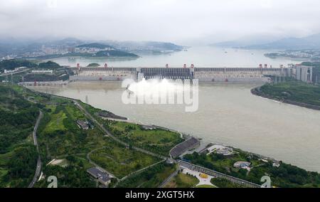 YICHANG, CINA - 10 LUGLIO 2024 - foto scattata il 10 luglio 2024 mostra la diga delle tre gole che rilascia l'acqua inondata per la prima volta quest'anno a Yichang Foto Stock