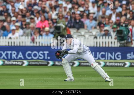 Jamie Smith of England raccoglie la palla durante il 1° Rothesay test match Day 1 England vs West Indies a Lords, Londra, Regno Unito, 10 luglio 2024 (foto di Mark Cosgrove/News Images) a Londra, Regno Unito il 7/10/2024. (Foto di Mark Cosgrove/News Images/Sipa USA) Foto Stock