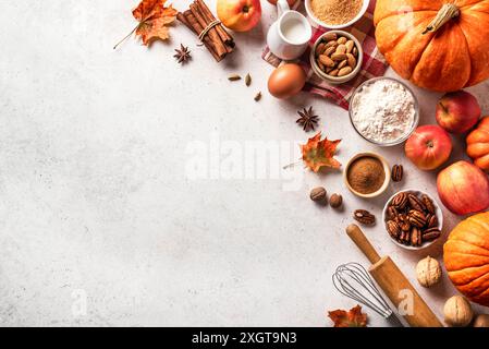 Composizione autunnale con zucche, mele, noci, ingredienti alimentari e spezie di stagione su sfondo bianco, vista dall'alto, spazio per copiare. Cuocere pu Foto Stock