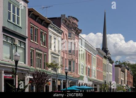 Kingston, New York - 28 maggio 2024: Vista degli edifici storici con negozi e ristoranti su Wall Street a Front Street nel quartiere Stockade del centro di Ki Foto Stock