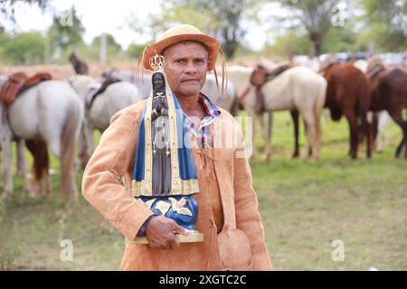 Curaca, bahia, brasile - 7 luglio 2024: Il cowboy nordorientale prende parte alla messa in onore della sua professione nella città di Curaca. Foto Stock