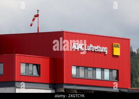 Die ADAC Luftrettung auf dem Dach vom Diakonie Klinikum Jung-Stilling. Krankenhaus am 10.07.2024 a Siegen/Deutschland. *** L'ADAC Air Rescue sul tetto dell'ospedale Diakonie Klinikum Jung Stilling il 10 07 2024 a Siegen Germania Foto Stock