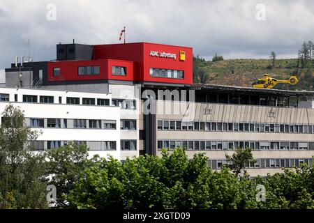 Die ADAC Luftrettung auf dem Dach vom Diakonie Klinikum Jung-Stilling. Der ADAC Rettungshubschrauber Christoph 25, AIRBUS H135, Kennung: D-HXCE steht auf dem Dach. Krankenhaus am 10.07.2024 a Siegen/Deutschland. *** Il soccorso aereo ADAC sul tetto del Diakonie Klinikum Jung Stilling l'elicottero di soccorso ADAC Christoph 25, AIRBUS H135, identificazione D HXCE è sul tetto dell'ospedale il 10 07 2024 a Siegen Germania Foto Stock