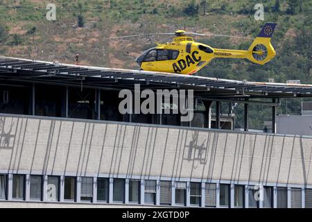 Die ADAC Luftrettung auf dem Dach vom Diakonie Klinikum Jung-Stilling. Der ADAC Rettungshubschrauber Christoph 25, AIRBUS H135, Kennung: D-HXCE steht auf dem Dach. Krankenhaus am 10.07.2024 a Siegen/Deutschland. *** Il soccorso aereo ADAC sul tetto del Diakonie Klinikum Jung Stilling l'elicottero di soccorso ADAC Christoph 25, AIRBUS H135, identificazione D HXCE è sul tetto dell'ospedale il 10 07 2024 a Siegen Germania Foto Stock