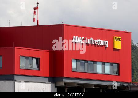 Die ADAC Luftrettung auf dem Dach vom Diakonie Klinikum Jung-Stilling. Krankenhaus am 10.07.2024 a Siegen/Deutschland. *** L'ADAC Air Rescue sul tetto dell'ospedale Diakonie Klinikum Jung Stilling il 10 07 2024 a Siegen Germania Foto Stock