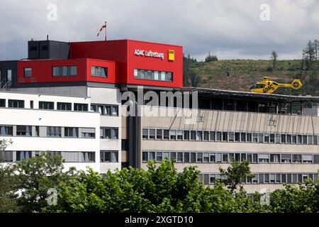 Die ADAC Luftrettung auf dem Dach vom Diakonie Klinikum Jung-Stilling. Der ADAC Rettungshubschrauber Christoph 25, AIRBUS H135, Kennung: D-HXCE steht auf dem Dach. Krankenhaus am 10.07.2024 a Siegen/Deutschland. *** Il soccorso aereo ADAC sul tetto del Diakonie Klinikum Jung Stilling l'elicottero di soccorso ADAC Christoph 25, AIRBUS H135, identificazione D HXCE è sul tetto dell'ospedale il 10 07 2024 a Siegen Germania Foto Stock