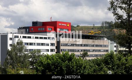 Die ADAC Luftrettung auf dem Dach vom Diakonie Klinikum Jung-Stilling. Der ADAC Rettungshubschrauber Christoph 25, AIRBUS H135, Kennung: D-HXCE steht auf dem Dach. Krankenhaus am 10.07.2024 a Siegen/Deutschland. *** Il soccorso aereo ADAC sul tetto del Diakonie Klinikum Jung Stilling l'elicottero di soccorso ADAC Christoph 25, AIRBUS H135, identificazione D HXCE è sul tetto dell'ospedale il 10 07 2024 a Siegen Germania Foto Stock