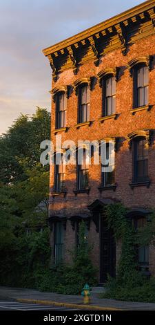 splendidi edifici storici in mattoni nel centro di hudson, new york, al tramonto (l'ora dorata si illumina al tramonto) nella valle di warren street (marrone) Foto Stock