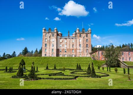 Castello di Drumlanrig e East Parterre, noto come il Palazzo rosa di Drumlanrig, vicino a Thornhill a Dumfries e Galloway, Scozia, Regno Unito Foto Stock