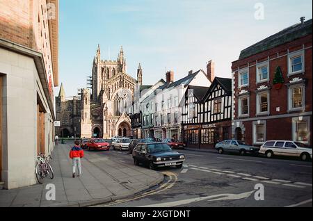 King Street, Hereford, Herefordshire UK, nel 1989, guardando verso la cattedrale del XII secolo Foto Stock