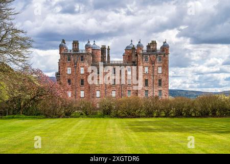 Vista ad ovest del castello di Drumlanrig, conosciuto come il Palazzo rosa di Drumlanrig, vicino a Thornhill a Dumfries e Galloway, Scozia, Regno Unito Foto Stock