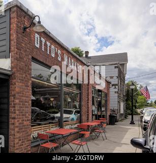 Germantown, New York - 29 maggio 2024: Cartello di otto Market Germantown su un edificio in mattoni nel centro storico, Hudson Valley, nella parte settentrionale dello stato di New York. Foto Stock