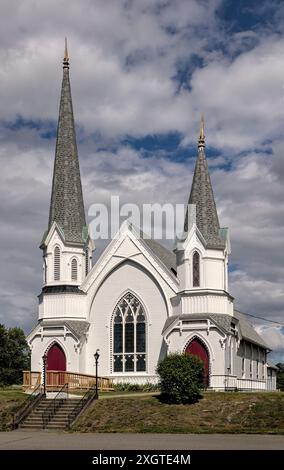 piccola chiesa nella valle dell'hudson nella parte settentrionale dello stato di new york (facciata storica dell'istituzione cristiana con scalini a torre ripida) Foto Stock