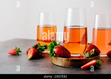 Bicchiere di vino frizzante e fragole fresche. Foto Stock