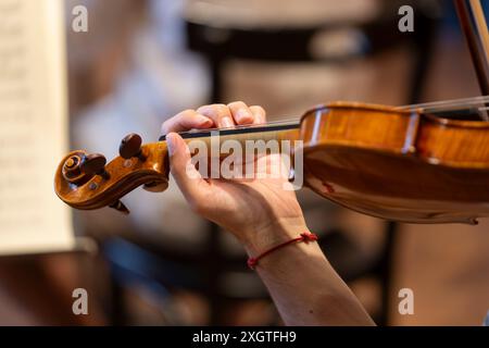 Primo piano della mano che suona il violino Foto Stock