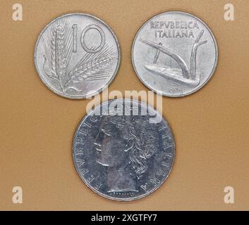 Foto di tre monete italiane di colore argento da 10 lire e 100 lire pre euro Foto Stock