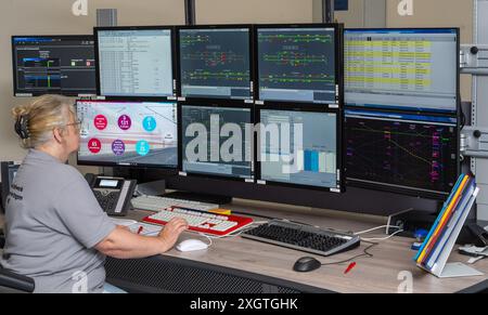 10 luglio 2024, Baviera, Donauwörth: Il dispatcher Sabine Deininger si trova sugli schermi di controllo dell'interblocco digitale nella stazione. Deutsche Bahn ha messo in funzione il primo interblocco digitale tedesco su una linea ad alta velocità. Foto: Stefan Puchner/dpa Foto Stock