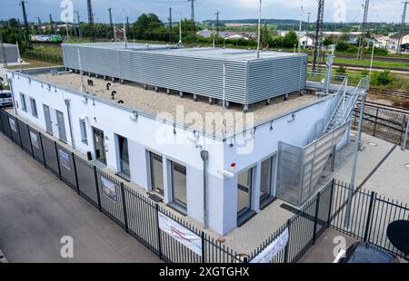 10 luglio 2024, Baviera, Donauwörth: La nuova scatola di segnalazione della stazione è pesantemente messa in sicurezza. Deutsche Bahn ha messo in funzione il primo interblocco digitale tedesco su una linea ad alta velocità. Foto: Stefan Puchner/dpa Foto Stock