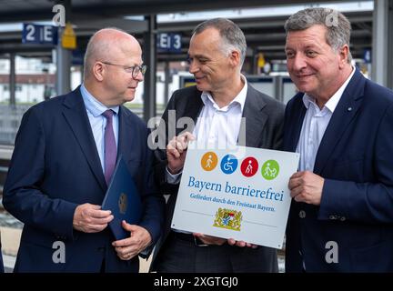 10 luglio 2024, Baviera, Donauwörth: Michael Theurer (FDP, l-r), Commissario del governo federale per i trasporti ferroviari, Berhold Huber, membro del Consiglio per le infrastrutture della Deutsche Bahn AG e Christian Bernreiter (CSU), ministro dei trasporti bavarese, hanno simbolicamente messo in funzione la stazione senza barriere. Foto: Stefan Puchner/dpa Foto Stock