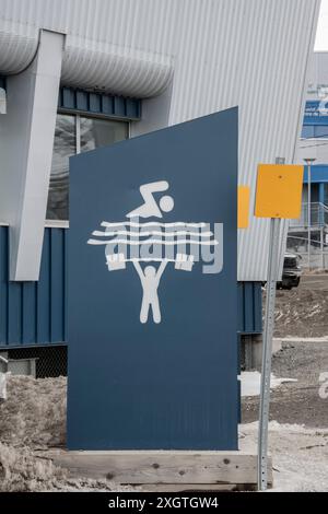 Insegna nuoto e palestra presso l'Iqaluit Aquatic Centre di Niaqunngusiariaq a Iqaluit, Nunavut, Canada Foto Stock