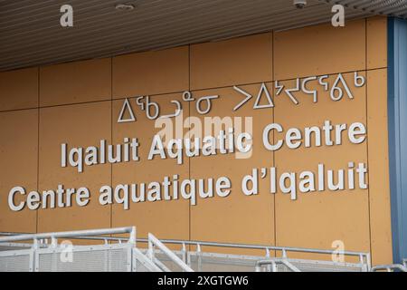 Il Centro acquatico Iqaluit multilingue firma in inglese, francese e Inuktitut su Niaqunngusiariaq a Iqaluit, Nunavut, Canada Foto Stock