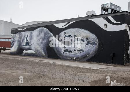 Cane da slitta e murale di musher al Qikiqtani General Hospital di Iqaluit, Nunavut, Canada Foto Stock