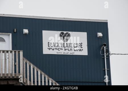 Il Black Heart Cafe bilingue insegna in inglese e Inuktitut in Masak Court a Iqaluit, Nunavut, Canada Foto Stock