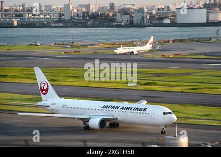 Giappone, isola di Honshu, Kanto, Tokyo, Haneda, l'aeroporto, le piste e il taxiwa Foto Stock