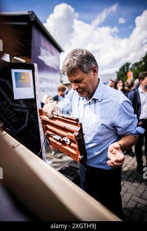 Bochum, Deutschland. 10 luglio 2024. Il ministro federale dell'economia e della protezione del clima Robert Habeck (Alleanza 90/Verdi) in un viaggio estivo attraverso la Germania. Qui a Bochum, 10 luglio 2024, visita un conciatetto con elementi del tetto solare. Fotografato per conto di BMWK/dpa/Alamy Live News Foto Stock