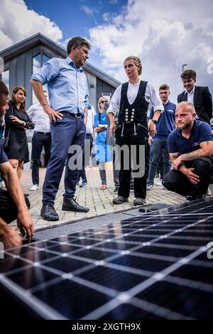 Bochum, Deutschland. 10 luglio 2024. Il ministro federale dell'economia e della protezione del clima Robert Habeck (Alleanza 90/Verdi) in un viaggio estivo attraverso la Germania. Qui a Bochum, 10 luglio 2024, visita un conciatetto con elementi del tetto solare. Fotografato per conto di BMWK/dpa/Alamy Live News Foto Stock