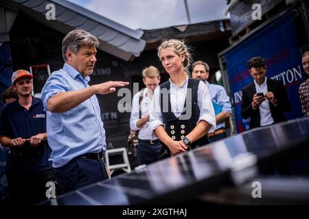 Bochum, Deutschland. 10 luglio 2024. Il ministro federale dell'economia e della protezione del clima Robert Habeck (Alleanza 90/Verdi) in un viaggio estivo attraverso la Germania. Qui a Bochum, 10 luglio 2024, visita un conciatetto con elementi del tetto solare. Fotografato per conto di BMWK/dpa/Alamy Live News Foto Stock